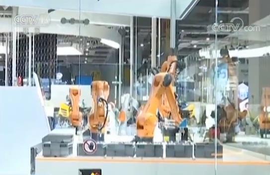 智能驱动未来 高端装备展区机器人惊艳亮相，互联网技术服务赋能产业升级